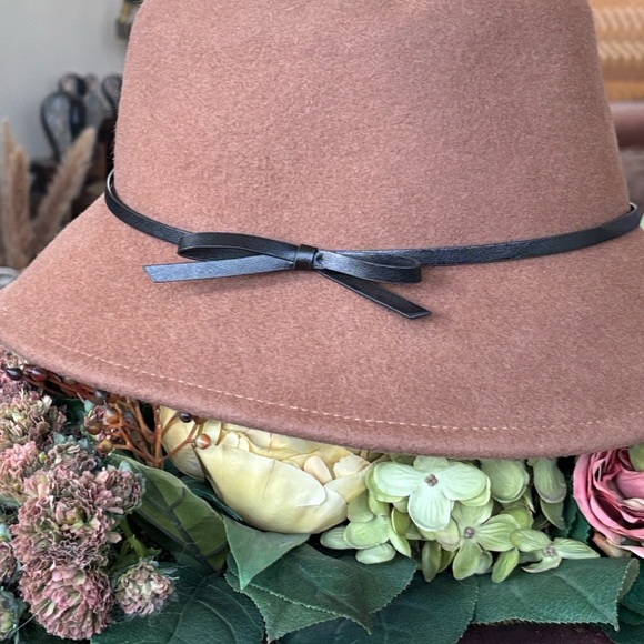 100% Wool Felt Brown Trench Hat w/ Banded Black Bow Accent